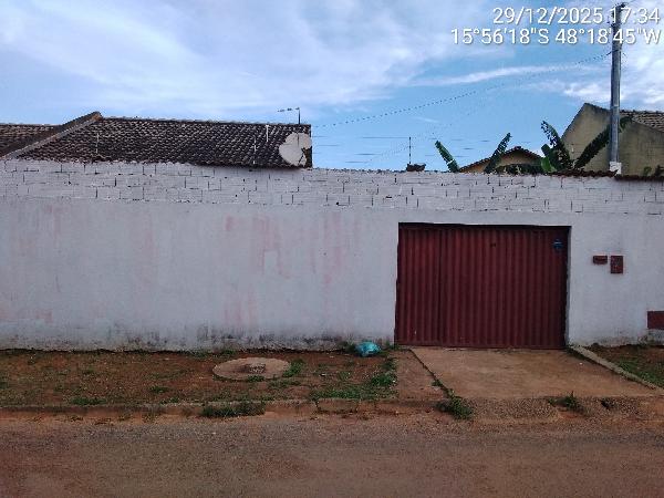 Vende-se em Santo Antonio Do Descoberto-GO  Casa, 63.00 de área total, 63.00 de área privativa, 210.00 de área do terreno,  2_qto(s), varanda, a.serv, WC, 1_sala(s), cozinha.