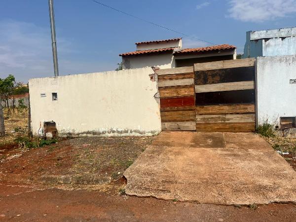 Vende-se em Planaltina-GO  Casa, 61.85 de área privativa, 240.00 de área do terreno,  2_qto(s), a.serv, WC, 1_sala(s), sacada, cozinha, 1_vaga(s) de garagem.