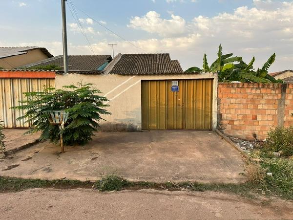 Vende-se em Santo Antonio Do Descoberto-GO  Casa, 69.88 de área privativa, 189.00 de área do terreno,  2_qto(s), a.serv, WC, 1_sala(s), cozinha, 1_vaga(s) de garagem.