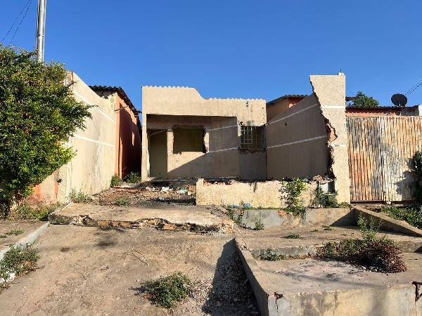 Vende-se em Santo Antonio Do Descoberto-GO  Casa, 64.00 de área privativa, 180.00 de área do terreno,  2_qto(s), WC, 1_sala(s), cozinha.