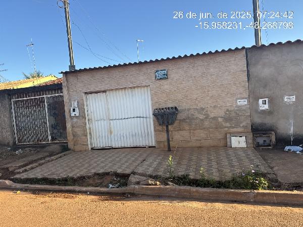 Vende-se em Santo Antonio Do Descoberto-GO  Casa, 58.11 de área total, 58.11 de área privativa, 180.00 de área do terreno,  2_qto(s), WC, 1_sala(s), cozinha, 1_vaga(s) de garagem.