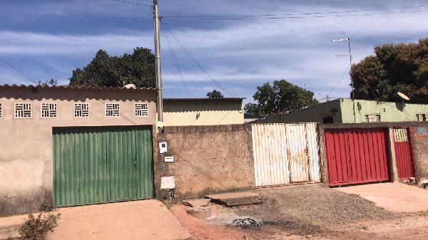 Vende-se em Santo Antonio Do Descoberto-GO  Casa, 62.01 de área total, 62.01 de área privativa, 180.00 de área do terreno,  2_qto(s), varanda, a.serv, WC, 1_sala(s), cozinha.
