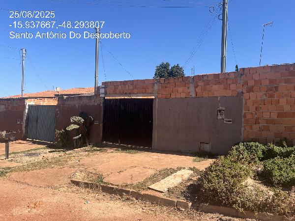 Vende-se em Santo Antonio Do Descoberto-GO  Casa, 64.00 de área total, 64.00 de área privativa, 180.00 de área do terreno,  2_qto(s), varanda, a.serv, WC, 1_sala(s), cozinha.