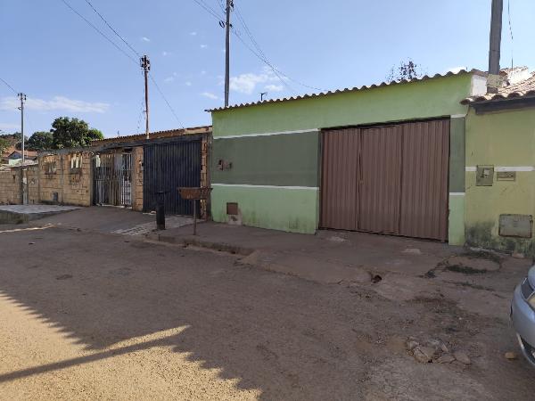 Vende-se em Santo Antonio Do Descoberto-GO  Casa, 63.00 de área privativa, 180.00 de área do terreno,  2_qto(s), varanda, a.serv, WC, 1_sala(s), cozinha.