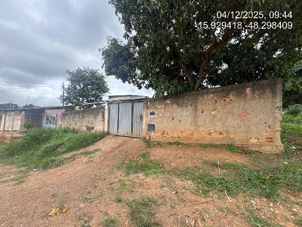 Vende-se em Santo Antonio Do Descoberto-GO  Casa, 56.70 de área total, 56.70 de área privativa, 204.50 de área do terreno,  2_qto(s), varanda, a.serv, WC, 1_sala(s), cozinha.