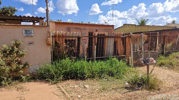 Vende-se em Santo Antonio Do Descoberto-GO  Casa, 52.97 de área total, 52.97 de área privativa, 200.95 de área do terreno,  2_qto(s), varanda, a.serv, WC, 1_sala(s), cozinha.