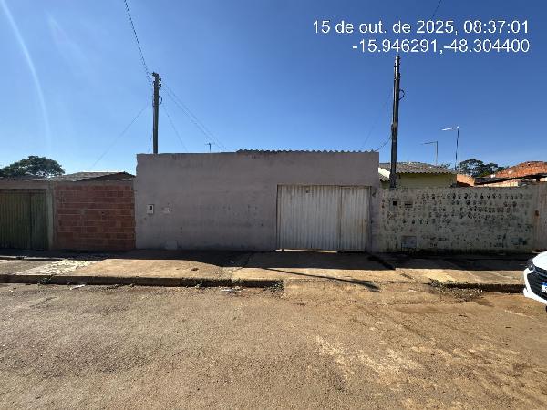 Vende-se em Santo Antonio Do Descoberto-GO  Casa, 61.90 de área total, 61.90 de área privativa, 216.05 de área do terreno,  2_qto(s), varanda, a.serv, WC, 1_sala(s), cozinha.