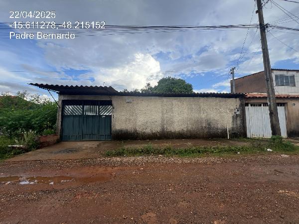Vende-se em Padre Bernardo-GO  Casa, 69.00 de área total, 69.00 de área privativa, 250.00 de área do terreno,  2_qto(s), a.serv, WC, 1_sala(s), cozinha.