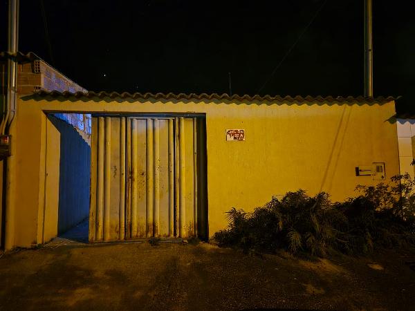 Vende-se em Santo Antonio Do Descoberto-GO  Casa, 65.02 de área total, 65.02 de área privativa, 180.00 de área do terreno,  2_qto(s), varanda, a.serv, WC, 1_sala(s), cozinha.