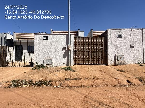 Vende-se em Santo Antonio Do Descoberto-GO  Casa, 79.80 de área total, 79.80 de área privativa, 153.00 de área do terreno,  3_qto(s), a.serv, WC, 1_sala(s), cozinha.