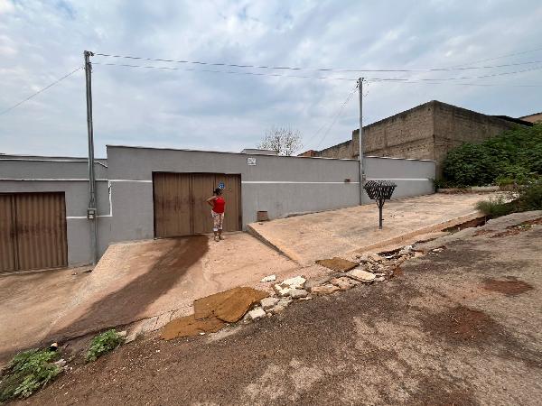Vende-se em Santo Antonio Do Descoberto-GO  Casa, 69.60 de área privativa, 180.00 de área do terreno,  2_qto(s), a.serv, WC, 1_sala(s), cozinha.
