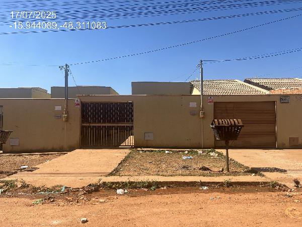 Vende-se em Santo Antonio Do Descoberto-GO  Casa, 63.22 de área total, 63.22 de área privativa, 181.50 de área do terreno,  1_qto(s), varanda, a.serv, WC, 1_sala(s), cozinha, 1_vaga(s) de gara