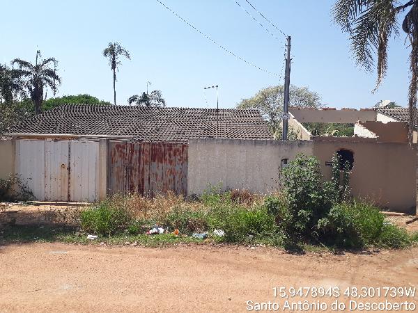 Vende-se em Santo Antonio Do Descoberto-GO  Casa, 56.40 de área privativa, 210.00 de área do terreno,  2_qto(s), a.serv, WC, 1_sala(s), cozinha, 1_vaga(s) de garagem.