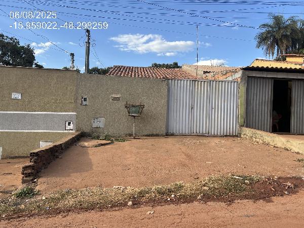 Vende-se em Santo Antonio Do Descoberto-GO  Casa, 59.80 de área total, 59.80 de área privativa, 180.00 de área do terreno,  2_qto(s), varanda, a.serv, WC, 1_sala(s), cozinha.