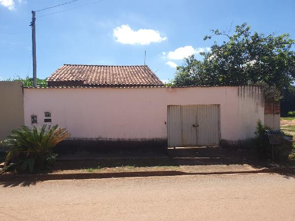 Vende-se em Santo Antonio Do Descoberto-GO  Casa, 63.47 de área total, 63.47 de área privativa, 227.40 de área do terreno,  3_qto(s), varanda, WC, 1_sala(s), cozinha.
