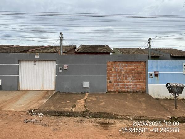Vende-se em Santo Antonio Do Descoberto-GO  Casa, 63.00 de área total, 63.00 de área privativa, 180.00 de área do terreno,  2_qto(s), varanda, a.serv, WC, 1_sala(s), cozinha, 1_vaga(s) de gara