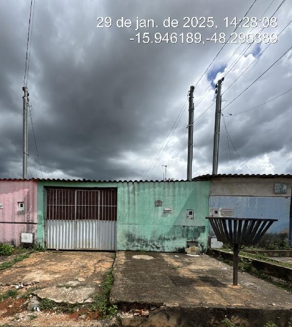 Vende-se em Santo Antonio Do Descoberto-GO  Casa, 64.24 de área total, 64.24 de área privativa, 180.00 de área do terreno,  2_qto(s), a.serv, WC, 1_sala(s), cozinha.