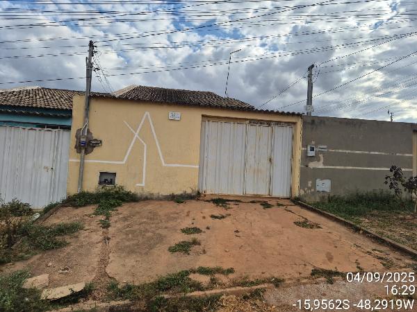 Vende-se em Santo Antonio Do Descoberto-GO  Casa, 69.51 de área total, 69.51 de área privativa, 180.00 de área do terreno,  2_qto(s), a.serv, WC, 1_sala(s), cozinha.