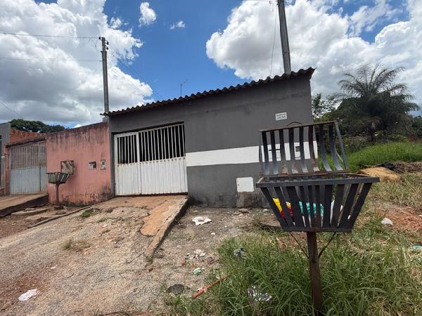 Vende-se em Santo Antonio Do Descoberto-GO  Casa, 62.80 de área total, 62.80 de área privativa, 180.00 de área do terreno,  2_qto(s), varanda, a.serv, WC, 1_sala(s), cozinha.
