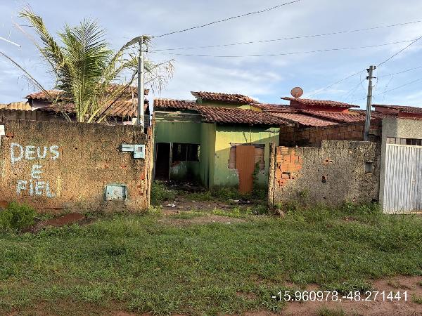 Vende-se em Santo Antonio Do Descoberto-GO  Casa, 61.87 de área total, 61.87 de área privativa, 180.00 de área do terreno,  2_qto(s), a.serv, WC, 1_sala(s), cozinha.
