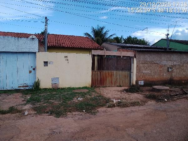 Vende-se em Santo Antonio Do Descoberto-GO  Casa, 69.94 de área total, 69.94 de área privativa, 180.00 de área do terreno,  2_qto(s), varanda, a.serv, WC, 1_sala(s), cozinha.