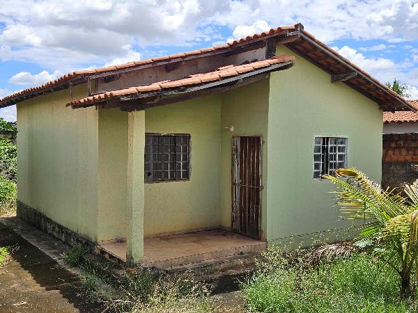 Vende-se em Santo Antonio Do Descoberto-GO  Casa, 53.68 de área privativa, 360.00 de área do terreno,  2_qto(s), varanda, a.serv, WC, 1_sala(s), cozinha.