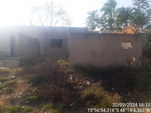 Vende-se em Santo Antonio Do Descoberto-GO  Casa, 56.40 de área privativa, 210.00 de área do terreno,  2_qto(s), a.serv, WC, 1_sala(s), cozinha, 1_vaga(s) de garagem.