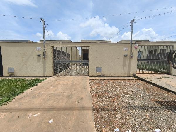 Vende-se em Santo Antonio Do Descoberto-GO  Casa, 63.22 de área privativa, 181.50 de área do terreno,  2_qto(s), varanda, a.serv, WC, 1_sala(s), cozinha.
