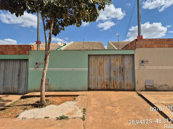 Vende-se em Santo Antonio Do Descoberto-GO  Casa, 60.75 de área total, 60.75 de área privativa, 180.00 de área do terreno,  2_qto(s), varanda, a.serv, WC, 1_sala(s), cozinha.