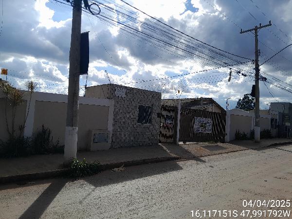 Vende-se em Valparaiso De Goias-GO  Casa, 87.48 de área total, 60.46 de área privativa, 151.99 de área do terreno,  2_qto(s), a.serv, WC, 1_sala(s), cozinha, 1_vaga(s) de garagem.