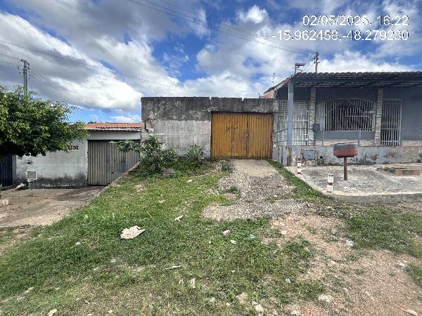 Vende-se em Santo Antonio Do Descoberto-GO  Casa, 69.35 de área total, 69.35 de área privativa, 180.00 de área do terreno,  2_qto(s), a.serv, WC, 1_sala(s), cozinha.