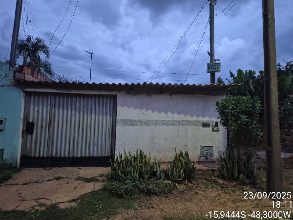 Vende-se em Santo Antonio Do Descoberto-GO  Casa, 62.00 de área total, 62.00 de área privativa, 180.00 de área do terreno,  2_qto(s), varanda, a.serv, WC, 1_sala(s), cozinha.