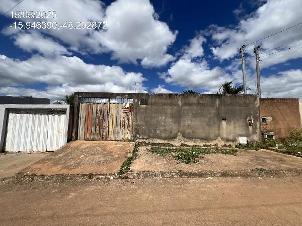 Vende-se em Santo Antonio Do Descoberto-GO  Casa, 69.75 de área total, 69.75 de área privativa, 250.00 de área do terreno,  2_qto(s), a.serv, 1_sala(s), cozinha.