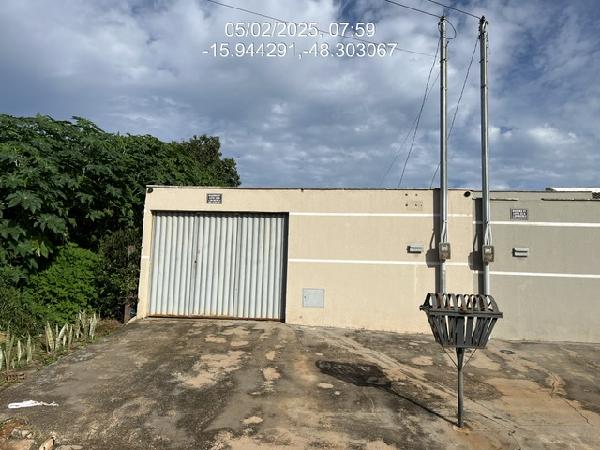 Vende-se em Santo Antonio Do Descoberto-GO  Casa, 69.70 de área total, 69.70 de área privativa, 180.00 de área do terreno,  2_qto(s), a.serv, WC, 1_sala(s), cozinha, 1_vaga(s) de garagem.