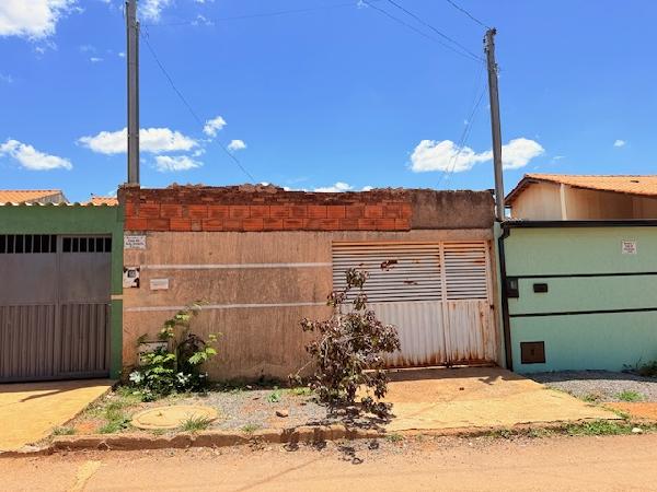 Vende-se em Planaltina-GO  Casa, 63.00 de área total, 63.00 de área privativa, 180.00 de área do terreno,  2_qto(s), varanda, a.serv, WC, 1_sala(s), cozinha, 1_vaga(s) de garagem.