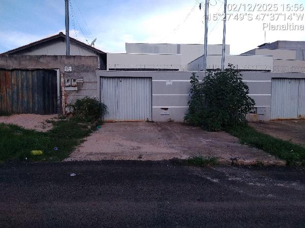 Vende-se em Planaltina-GO  Casa, 133.33 de área total, 57.22 de área privativa, 150.00 de área do terreno,  2_qto(s), varanda, a.serv, WC, 1_sala(s), cozinha, 1_vaga(s) de garagem.