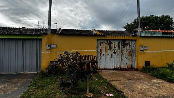 Vende-se em Santo Antonio Do Descoberto-GO  Casa, 68.12 de área privativa, 180.00 de área do terreno,  2_qto(s), a.serv, WC, 1_sala(s), cozinha, 1_vaga(s) de garagem.