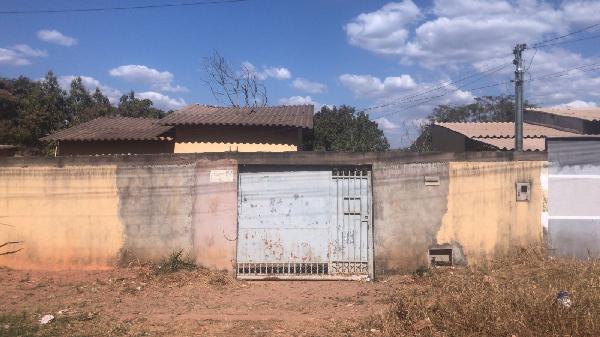 Vende-se em Santo Antonio Do Descoberto-GO  Casa, 51.09 de área total, 51.09 de área privativa, 180.00 de área do terreno,  2_qto(s), varanda, WC, 1_sala(s), cozinha.