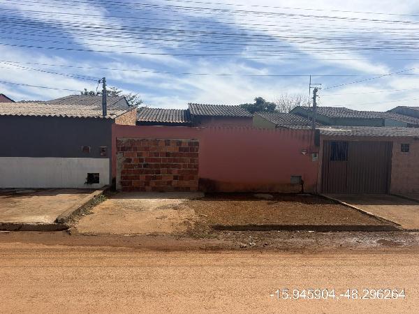 Vende-se em Santo Antonio Do Descoberto-GO  Casa, 61.90 de área total, 61.90 de área privativa, 225.00 de área do terreno,  2_qto(s), varanda, a.serv, WC, 1_sala(s), cozinha.