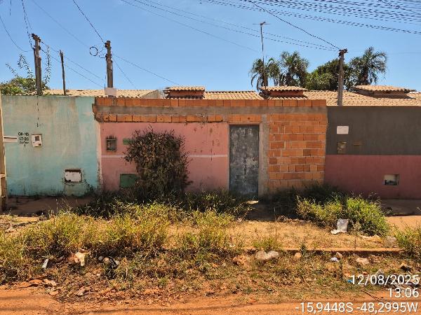 Vende-se em Santo Antonio Do Descoberto-GO  Casa, 62.00 de área total, 62.00 de área privativa, 180.00 de área do terreno,  2_qto(s), a.serv, WC, 1_sala(s), cozinha, 1_vaga(s) de garagem.