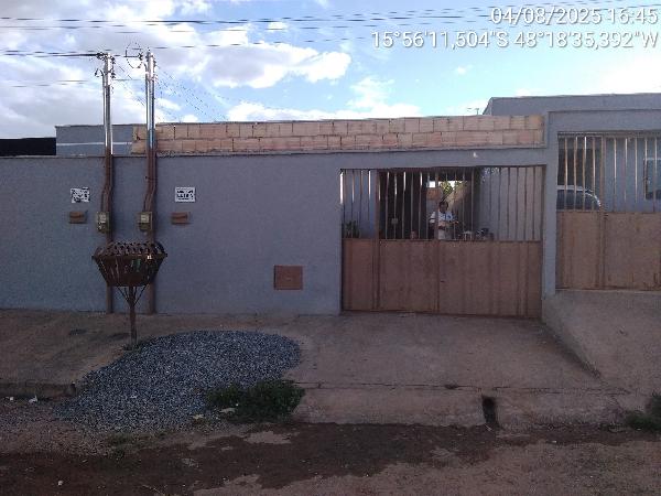 Vende-se em Santo Antonio Do Descoberto-GO  Casa, 67.72 de área total, 67.72 de área privativa, 180.00 de área do terreno,  2_qto(s), varanda, a.serv, WC, 1_sala(s), cozinha.