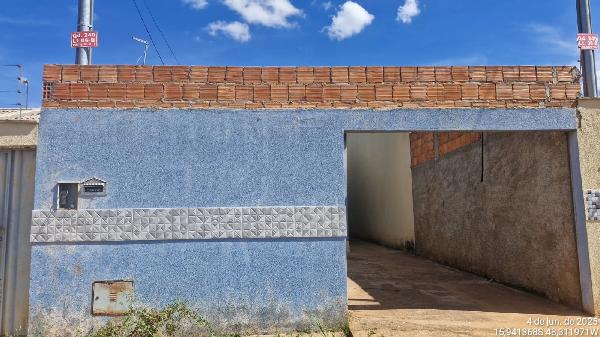 Vende-se em Santo Antonio Do Descoberto-GO  Casa, 60.75 de área total, 60.75 de área privativa, 180.00 de área do terreno,  2_qto(s), varanda, a.serv, WC, 1_sala(s), cozinha, 1_vaga(s) de gara