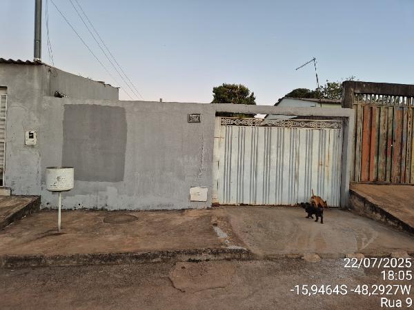 Vende-se em Santo Antonio Do Descoberto-GO  Casa, 60.00 de área total, 60.00 de área privativa, 250.00 de área do terreno,  2_qto(s), a.serv, WC, 1_sala(s), cozinha, 1_vaga(s) de garagem.