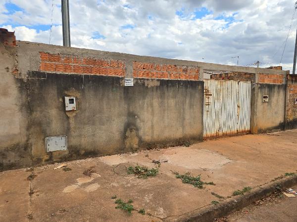 Vende-se em Santo Antonio Do Descoberto-GO  Casa, 69.95 de área total, 69.95 de área privativa, 250.00 de área do terreno,  2_qto(s), a.serv, WC, 1_sala(s), cozinha.