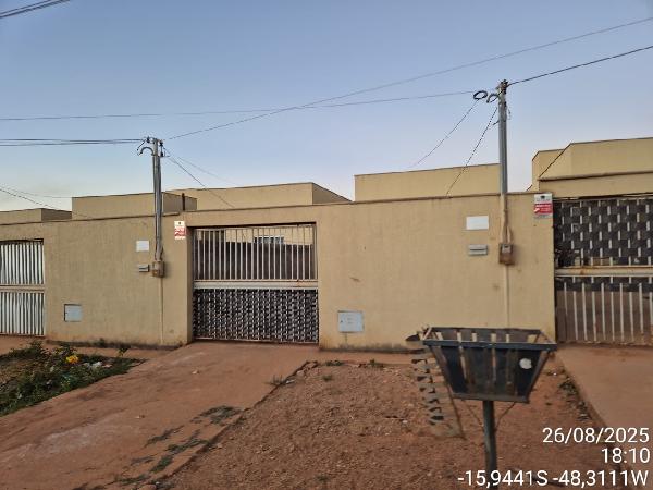 Vende-se em Santo Antonio Do Descoberto-GO  Casa, 63.22 de área total, 63.22 de área privativa, 181.50 de área do terreno,  2_qto(s), a.serv, WC, 1_sala(s), cozinha, 1_vaga(s) de garagem.