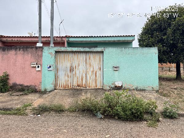 Vende-se em Santo Antonio Do Descoberto-GO  Casa, 69.35 de área total, 69.35 de área privativa, 180.00 de área do terreno,  2_qto(s), a.serv, WC, 1_sala(s), cozinha.