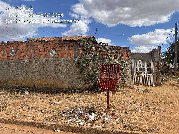 Vende-se em Santo Antonio Do Descoberto-GO  Casa, 61.27 de área total, 61.27 de área privativa, 205.43 de área do terreno,  2_qto(s), varanda, a.serv, WC, 1_sala(s), cozinha.