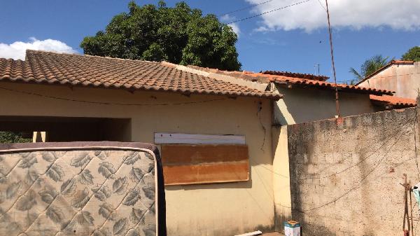 Vende-se em Santo Antonio Do Descoberto-GO  Casa, 70.00 de área total, 70.00 de área privativa, 180.00 de área do terreno,  2_qto(s), varanda, a.serv, WC, 1_sala(s), cozinha.