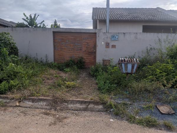 Vende-se em Santo Antonio Do Descoberto-GO  Casa, 63.18 de área total, 63.18 de área privativa, 211.50 de área do terreno,  2_qto(s), a.serv, WC, 1_sala(s), cozinha.