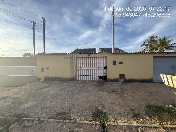 Vende-se em Santo Antonio Do Descoberto-GO  Casa, 63.00 de área total, 63.00 de área privativa, 180.00 de área do terreno,  2_qto(s), a.serv, WC, 1_sala(s), cozinha, 1_vaga(s) de garagem.